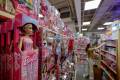 <i>La propietaria de una tienda de juguetes independiente, Ming 'Yaya' Yang, repone su inventario de productos Barbie fabricados por Mattel en Richard's Variety Store antes del aumento de precios previsto debido a los aranceles esperados, en Atlanta, Georgia, EEUU EFE/EPA/ERIK S. LESSER</i>