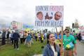 <i>Una mujer sostiene un cartel durante una protesta este jueves, en contra de la reunión prevista entre el presidente de Estados Unidos, Donald Trump, y su homólogo ruso, Vladímir Putin en Anchorage, Alaska (Estados Unidos). </i>