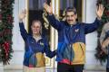 <i>El presidente de Venezuela, Nicolás Maduro, y la primera dama Cilia Flores, saludan tras una marcha por el Día del Estudiante Venezolano este viernes, en Caracas (Venezuela). Imagen de archivo. EFE/ Miguel Gutiérrez</i>