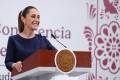 <i>Fotografía cedida por la Presidencia de México de su mandataria, Claudia Sheinbaum, participando en una rueda de prensa este viernes, en el Palacio Nacional de Ciudad de México (México). Sheinbaum insistió en que EE.UU. no va a “invadir” territorio mexicano con militares, luego de que, según el New York Times, el mandatario estadounidense, Donald Trump, firmara una orden secreta instruyendo al Pentágono a utilizar la fuerza militar contra los carteles del narcotráfico en América Latina. EFE/ Presidencia de México </i>