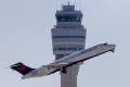 <i>Fotografía de archivo de un avión Delta Air Lines pasando por la torre de control del Aeropuerto Internacional Hartsfield-Jackson, en Atlanta (Estados Unidos). EFE/ Erik S. Lesser</i>