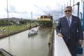 <i>Fotografía cedida por la Autoridad del Canal de Panamá que muestra al senador republicano de Estados Unidos Ted Cruz posando este jueves, en Ciudad de Panamá (Panamá). EFE/ Nicolás Psomas/ Autoridad del Canal de Panamá</i>