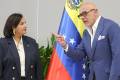 <i>La exdiputada opositora, Dinorah Figuera (i), asiste junto al presidente del Parlamento de Venezuela, Jorge Rodríguez, a la instalación formal de la mesa de diálogo para avanzar hacia una transición en el país este jueves, en Caracas (Venezuela). EFE/ Miguel Gutiérrez</i>