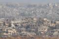 <i>Franja de Gaza (Palestina), 19/05/2025.- Vista de los edificios en ruina de la Franja de Gaza este lunes. Al menos 17 personas murieron en los ataques de Israel contra la Franja de Gaza desde la madrugada, recogen medios palestinos y la cadena catarí Al Jazeera, mientras el Ejército israelí intensifica su ofensiva contra el enclave. EFE/ Abir Sultan</i>