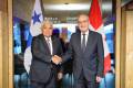 <i>Fotografía cedida por la Presidencia de Panamá de su mandatario, José Raúl Mulino (i), posando con su homólogo de Suiza, Guy Parmelin, este lunes en Davos (Suiza). EFE/ Presidencia de Panamá</i>