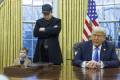 <i>Fotografía de archivo del 11 de febrero de 2025 del presidente de los Estados Unidos, Donald Trump (d), junto al magnate Elon Musk durante una reunión en la despacho oval de la Casa Blanca, en Washington (EE.UU.). EFE/EPA/Aaron Schwartz / POOL</i>