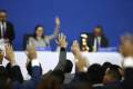 <i>Diputados votan a mano alzada en una sesión plenaria este martes, en Antiguo Cuscatlán (El Salvador). La Asamblea Legislativa de El Salvador, dominada por el oficialista Nuevas Ideas (NI), aprobó la Ley de Agentes Extranjeros que establece un impuesto del 30 % a las donaciones de organizaciones no gubernamentales. EFE/ Rodrigo Sura</i>
