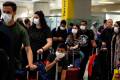 <i>Personas usan máscaras como precaución contra la propagación de la COVID-19 en marzo de 2020 en Sao Paulo (Brasil). EFE/Sebastião Moreira</i>