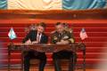 La denominada Carta de oferta y aceptación de ampliación del puerto Quetzal fue firmada por Holsey y el presidente del país centroamericano, Bernardo Arévalo. Foto cortesía
