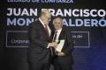<i>El presidente de Grupo OPSA y Estrategia&amp;Negocios, Jorge Canahuati Larach, entrega el reconocimiento Legado Confianza 2026, al empresario guatemalteco Juan Francisco Monge Calderón. (Foto: José Carlos Flores-E&amp;N)</i>
