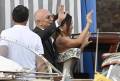 <i>Venecia (Italia), 26/06/2025.- El fundador de Amazon, Jeff Bezos (centro), y su prometida Lauren Sanchez (derecha) saludan a la multitud al salir del Hotel Aman para asistir a una fiesta en Venecia, Italia, el 26 de junio de 2025, el día en que comenzarán las celebraciones de su boda. EFE/EPA/DANIEL DAL ZENNARO</i>