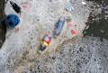 <i>Se muestra basura, incluidas botellas de plástico desechadas y envoltorios de alimentos, flotando en la superficie del agua en el lago Marine en West Kirby, en el noroeste de Inglaterra, el 22 de abril de 2024. FOTO Pablo ELLIS / AFP</i>
