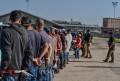 <i>Fotografía cedida por el Servicio de Control de Inmigración y Aduanas (ICE) donde aparecen inmigrantes indocumentados este martes, en el hipódromo Delta Downs, Luisiana (Estados Unidos). El ICE de Estados Unidos anunció este miércoles el arresto de 84 migrantes, incluyendo dos criminales mexicanos, en un operativo en un hipódromo en Luisiana como parte de las redadas en sitios de trabajo. EFE/ICE /</i>
