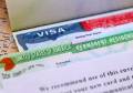 Actualmente, algunos migrantes temporales solicitan un cambio de estatus migratorio dentro de Estados Unidos porque califican para la residencia ya sea por matrimonio, empleo o reunificación familiar, y piden su green card desde el país, un proceso que puede tardar años y durante el cual se les renuevan sus visados. FOTO SHUTTERSTOCK