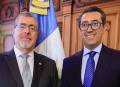 Presidente Bernardo Arévalo y el destituido Jonathan Menkos, quien estuvo sólo ocho días al frente del Banco de Guatemala. (Foto: Presidencia de Guatemala)