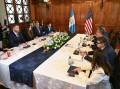 <i>Durante la visita de trabajo se realizó una reunión para abordar la cooperación interinstitucional y los avances en seguridad fronteriza y transnacional. FOTO GOBIERNO DE GUATEMALA / E&amp;N</i>