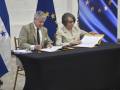 <i>El acuerdo, denominado 'Alianzas con el sector privado UE-Honduras para inversiones sostenibles', fue firmado por la canciller hondureña, Mireya Agüero, y el embajador de la UE en Tegucigalpa, Gonzalo Fournier. Foto de cortesía</i>