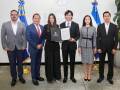 José Canjura Especialista Legal Invest; Axel Rivera, CEO de Foam Industrial; Gabriela Rivera, Vicepresidenta de Foam Industrial; Rodrigo Ayala, presidente de Invest; directora ejecutiva Invest, Samadhy Martínez y director Legal de Invest, José Canjura.