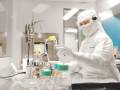 Área de Microbiología de Mega Planta VIJOSA, donde se realizan pruebas de esterilidad para garantizar la calidad de los medicamentos.