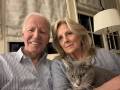 <i>Fotografía publicada este lunes en el perfil de X del expresidente de Estados Unidos Joe Biden junto al mensaje El cáncer nos afecta a todos. Como muchos de ustedes, Jill y yo hemos aprendido que somos más fuertes en los momentos difíciles. Gracias por animarnos con amor y apoyo. EFE/Joe Biden vía X </i>