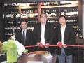 Manuel Munguía, Jairo Canales y Milto Zelaya durante el corte de cinta de inauguración de Casa del Ron en City Plaza, Tegucigalpa.