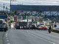 <i>Santa Isabel, Kilómetro 20 Ruta al Pacífico, sentido al Sur se ve bloqueada la circulación vehicular. FOTO @PMTMuniGuate</i>