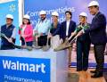 <i> Cristina Ronski, CEO de Walmart Centroamérica, funcionarios de gobierno y otros ejecutivos de la compalía colocaron la primera piedra del nuevo supercenter Walmart Santa Tecla, su tienda número 103 en el país. FOTO EMBAJADA DE EEUU EN EL SALVADOR</i>