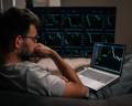 <i>La democratización del acceso a Wall Street eliminó muchas barreras de entrada, pero no modificó la relación entre riesgo y retorno ni convirtió la popularidad de una acción en garantía de rentabilidad. (Foto: Shutterstock)</i>