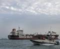 Una lancha rápida de la Guardia Revolucionaria Iraní navega alrededor de un petrolero, en una imagen de archivo. EFE/EPA/Hasan Shirvani