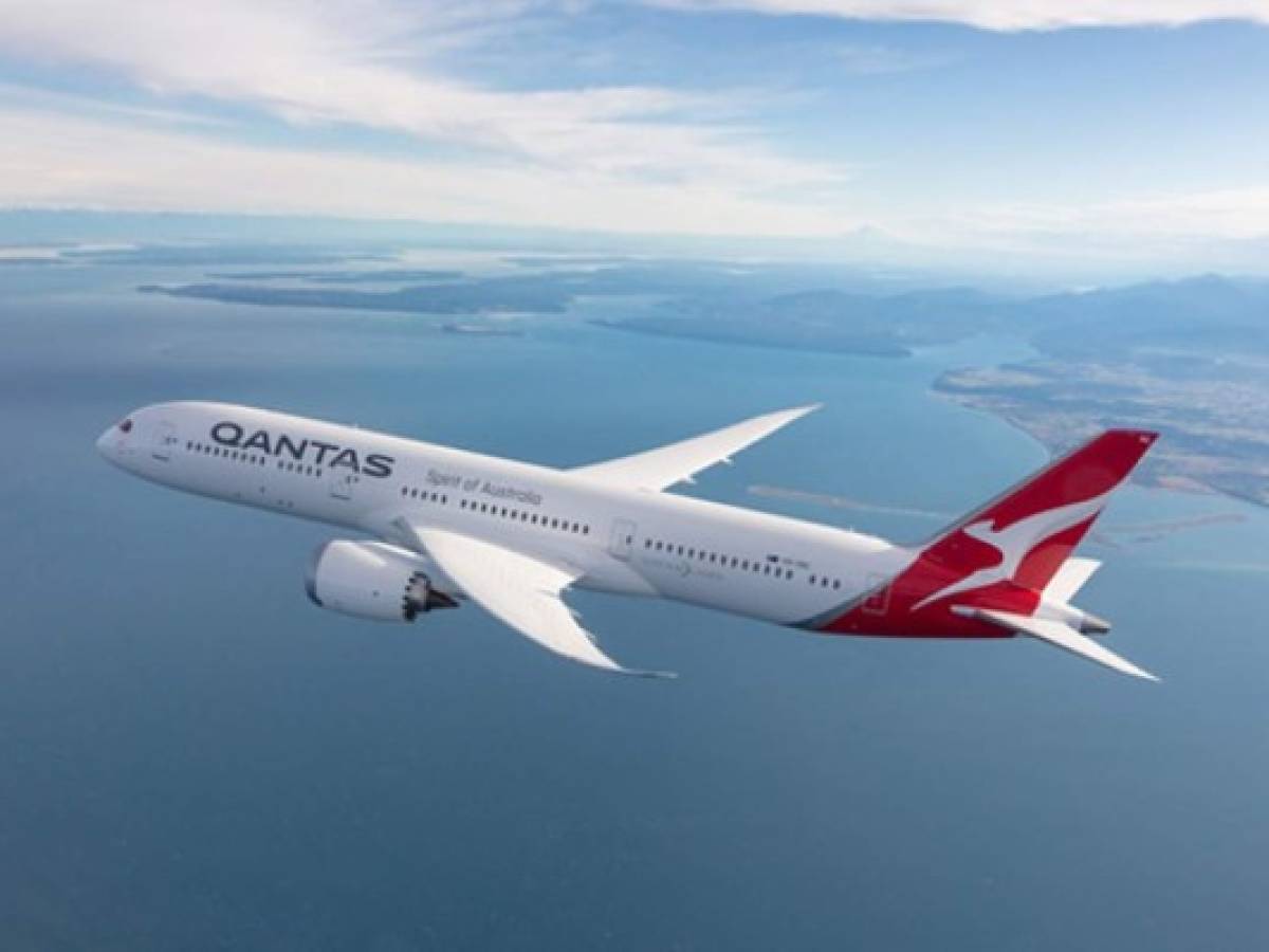 Qantas registra pérdida abismal y no reanuda vuelos internacionales hasta octubre