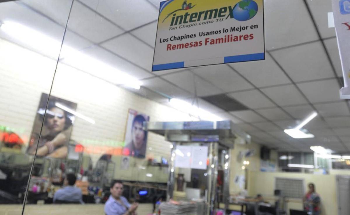 <i>El banco central estima que, del monto total de divisas recibidas por concepto de remesas, el 60 % se destina al consumo. Foto de EFE</i>