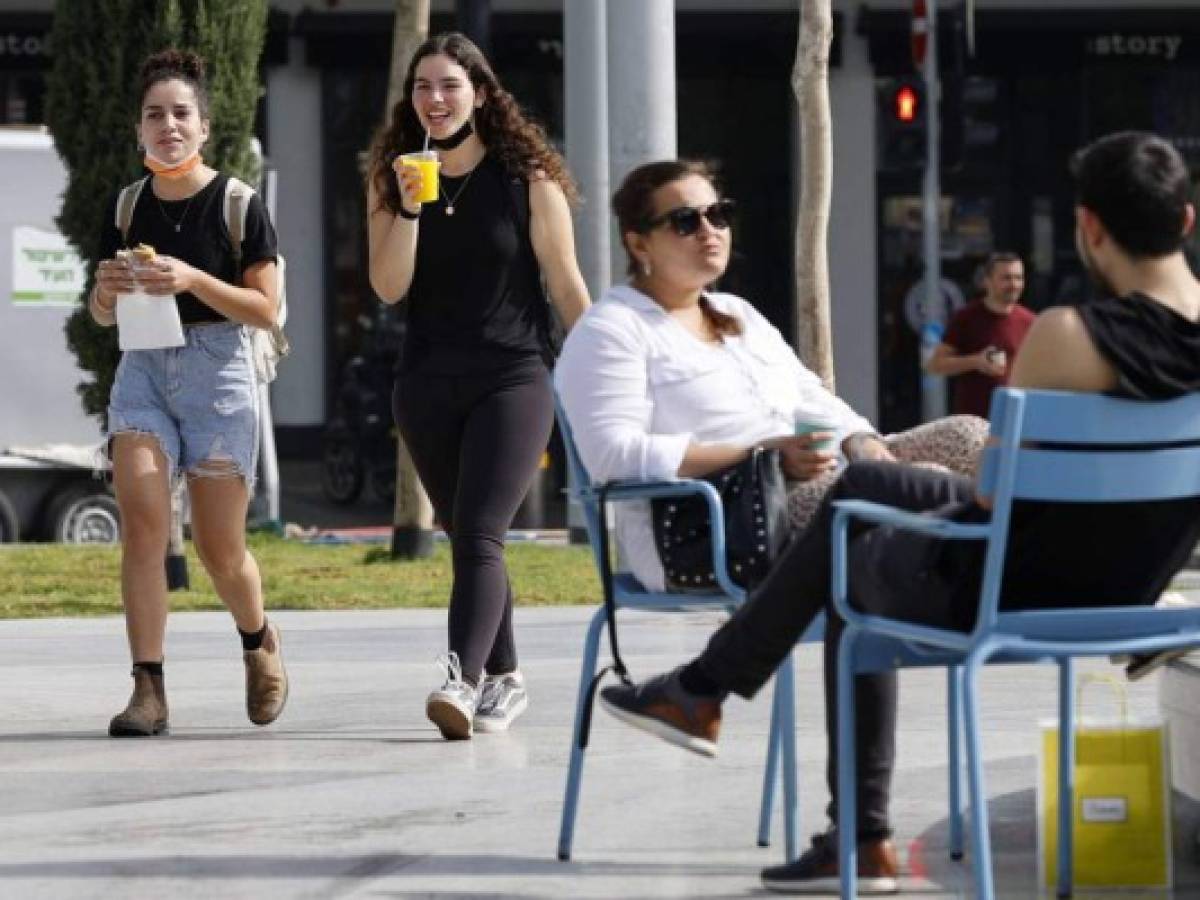 Éxito en vacunación lleva a Israel a despojarse de mascarilla al aire libre