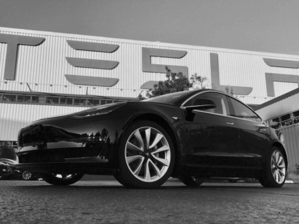 Le regalan a Elon Musk el primer Model 3 por su cumpleaños