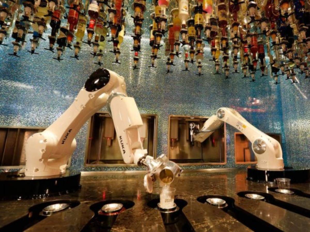 Así es ir al bar... atendido por un robot