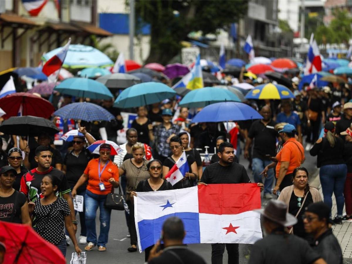 Panamá: manifestantes contra minería visten de negro por asesinato de dos maestros en protestas