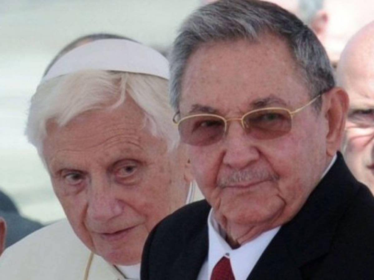 En reunión con el Papa, Castro descarta reforma política en Cuba