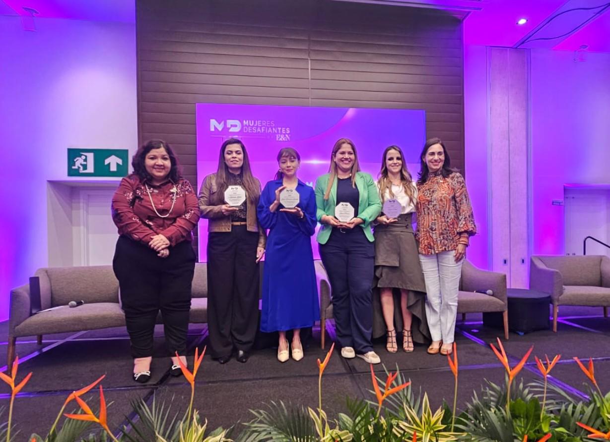 <i>Adriana Lizano Fernández, fundadora y gerente comercial de ADA Robotics; Graciela Rivera, cofundadora de DiAmíti y de Women in Data Science Costa Rica, y gerente estratégica de datos de IA; Lorna Peraza, especialista en gamificación y diseño de juegos y fundadora de Genius Lab; y Rocío Pinto, CEO y fundadora de Multiverse. Moderadora: Claudia Contreras, editora de innovación de E&amp;N. FOTO E&amp;N </i>