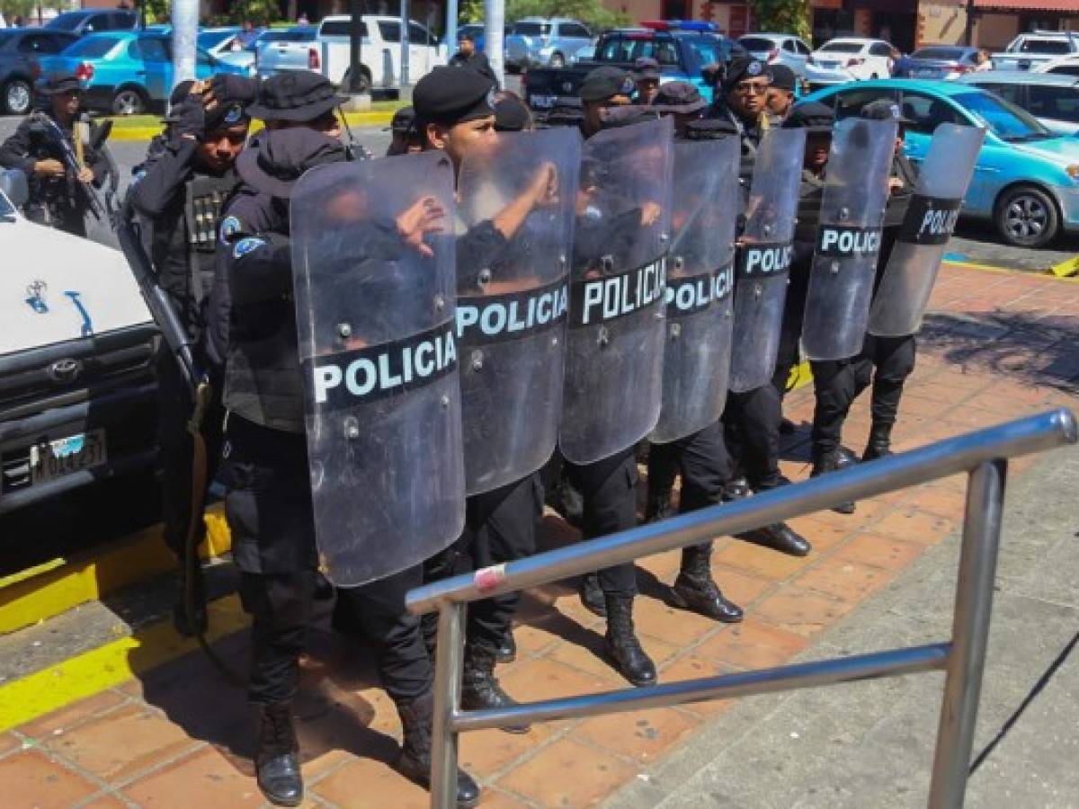 Policía asedia protesta opositora en Nicaragua