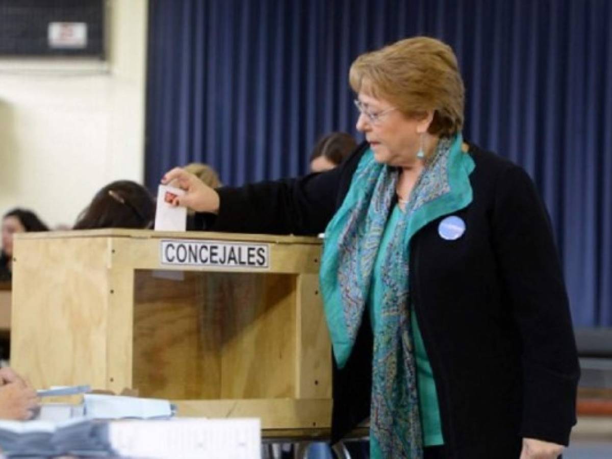 Derecha le asesta dura derrota a coalición de Bachelet en municipales en Chile