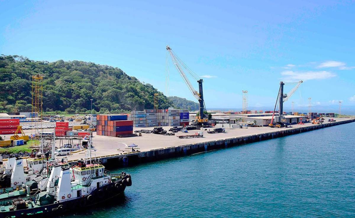 Casi un 50 % de las empresas que utilizan Puerto Caldera para importar materia primas han debido optar por mover la carga por otras rutas. Foto de archivo