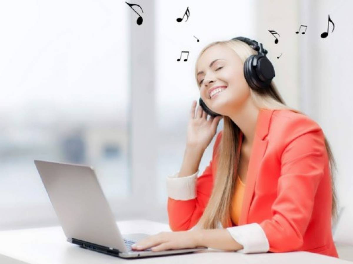 ¿Música en la oficina? Según estudio afecta su productividad