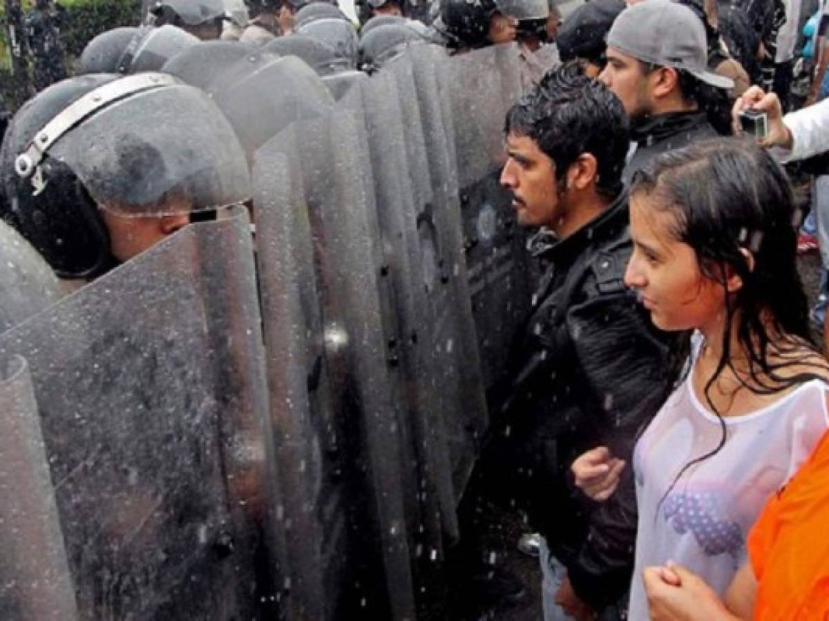 Opositores y chavistas marcharon en Venezuela en pugna por revocatorio