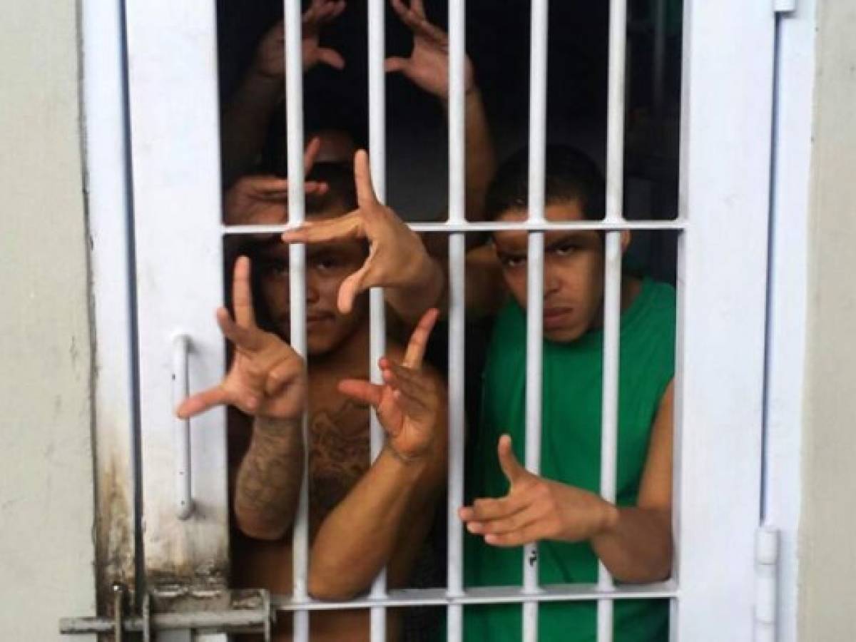 Members of the Barrio 18 gang are seen in a cell in the La Tolva medium-security prison in the municipality of Moroceli, El Paraiso department, 80 km east of Tegucigalpa on June 16, 2017.The Honduran military police transferred 42 members of the Barrio 18 and Mara Salvatrucha (MS-13) gangs from the Penitenciaria Nacional prison in Tamara to the La Tolva medium-security prison on Friday. / AFP PHOTO / Honduran Military Police / HO / RESTRICTED TO EDITORIAL USE-MANDATORY CREDIT 'AFP PHOTO/POLICIA MILITAR DE HONDURAS' NO MARKETING NO ADVERTISING CAMPAIGNS-DISTRIBUTED AS A SERVICE TO CLIENTS-XGTY