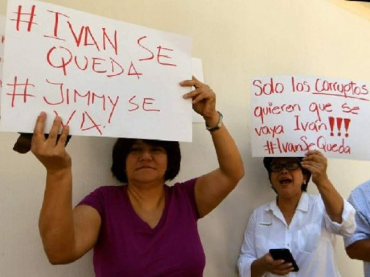Velásquez recibe el apoyo de la calle; y Morales, la condena popular