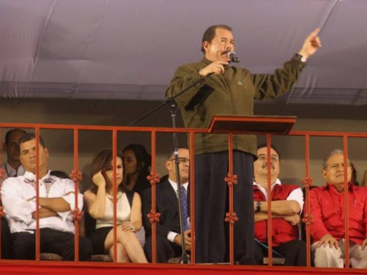 Daniel Ortega fue uno de los invitados especiales en El Sallvador tras el el triunfo electoral de Mauricio Funes, como primer presidente del partido de izquierdas FMLN