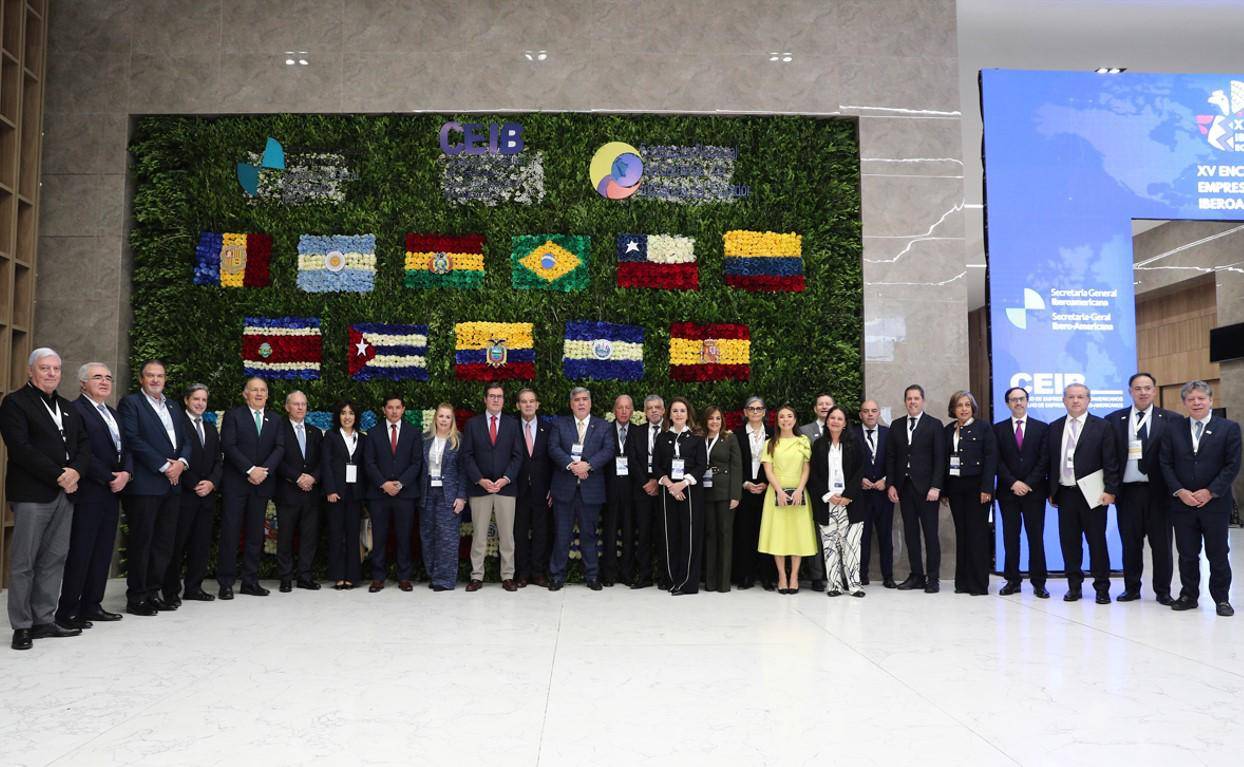 Celebran el Encuentro Empresarial Iberoamericano, en Cuenca (Ecuador). El encuentro se realiza en el marco de la XXIX Cumbre de Jefas y Jefes de Estados y de Gobierno de Ecuador. EFE/ José Jácome