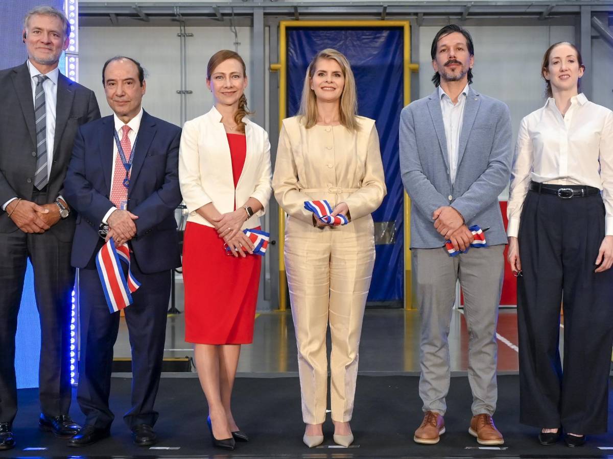 La presidenta de Costa Rica, Laura Fernández, junto a la CEO de Walmart Centroamérica es Cristina Ronski, y otros ejecutivos de la compañía. (Foto Cortesía)