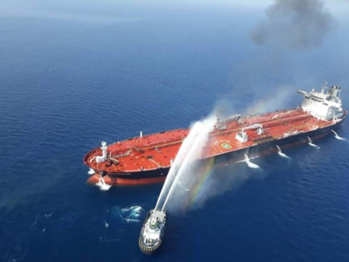 Entre piratas, choques y bombas: los buques petroleros navegan por aguas turbias