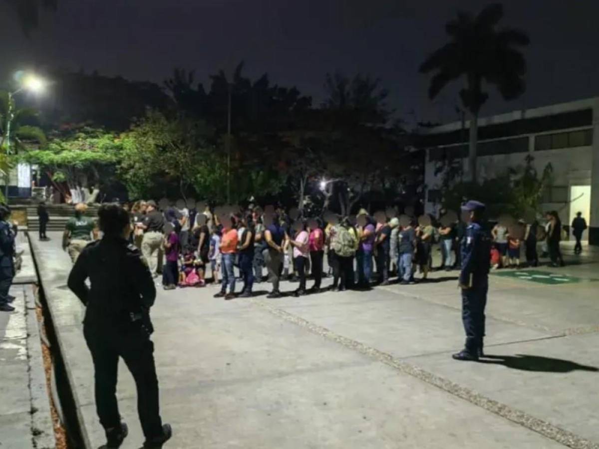 México: encuentran a 175 migrantes en un camión, 30 de ellos menores no acompañados