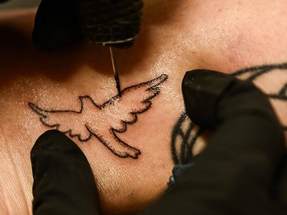 Tatuarse con cenizas, una alternativa de duelo en California